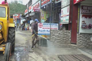 covid surge munnar  munnar panchayat  disinfection activities munnar  മൂന്നാർ പഞ്ചായത്ത്  കൊവിഡ് പ്രതിരോധ പ്രവർത്തനങ്ങൾ  ഇടുക്കി കൊവിഡ്  കൊവിഡ് പ്രവർത്തനങ്ങൾ