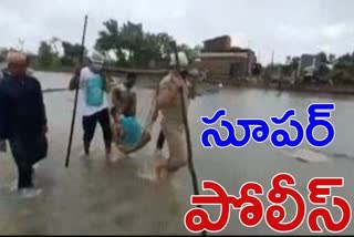 Police Officer carried a 91 year old woman to cyclone shelter in odisha