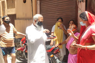 Aam Aadmi Party MLA Somnath Bharti investigates ration shops in Delhi