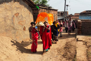 Due to social boycott daughters cremated mother in Hazaribag