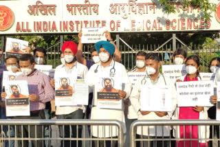 doctors protest against baba ramdev outside delhi aiims