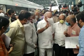 CM BS Yediyurappa breaks corona lockdown rules during metro inspection!  ബെംഗളൂരു  കൊവിഡ് മാനദണ്ഡം പാലിക്കാതെ കർണാടക മുഖ്യമന്ത്രി  കർണാടക മുഖ്യമന്ത്രി ബിഎസ് യെദ്യൂരപ്പ  CM BS Yediyurappa  corona lockdown rules