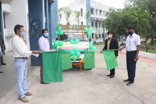 koderma-deputy-commissioner-ramesh-gholap-flagged-off-agricultural-awareness-chariot-from-the-collectorate-premises