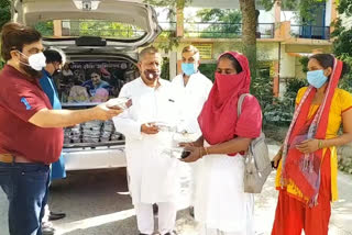 moradabad district congress committee distributed food among the needy