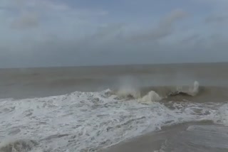 আসছে ঘূর্ণিঝড় যশ, সকাল থেকেই উত্তাল গঙ্গাসাগর