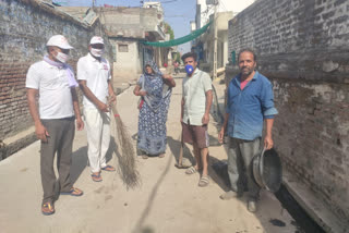 Corona Volunteer doing Cleanliness campaign