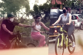 جانہوی اور خوشی کپور ممبئی کی گلیوں میں سائیکل چلاتی ہوئی نظر آئیں