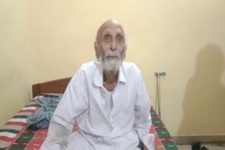 102-year-old-anandaram-metwani-recovers-from-corona-in-bilaspur