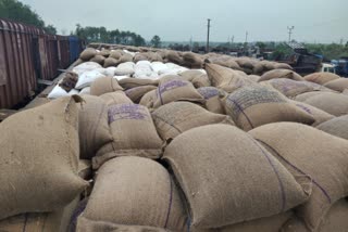 50400-sack-wheat-drenched-at-bokaro-railway-station