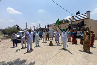 farmers celebrated black day during the corona period in up  farmers celebrated black day during  farmers celebrated black day during the corona period  black day  lucknow news  up news  कोरोना काल के बीच किसानों ने मनाया काला दिवस  किसानों ने मनाया काला दिवस  काला दिवस  लखनऊ खबर  लखनऊ ताजा खबर  लखनऊ में किसानों ने मनाया काला दिवस