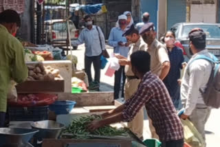 Customer debate shopkeepers on comparing social distance in hamirpur