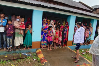 যশে বিপর্যস্ত মানুষের পাশে চন্দ্রকোনার বিধায়ক