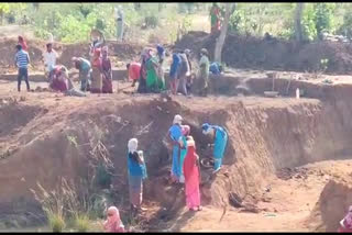 MNREGA laborers are not following the Corona Guidelines in Dongargarh