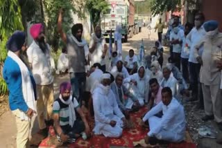 farmers-burnt-effigy-of-pm-modi-in-yamunanagar