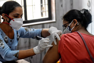 Villagers of Bastar are unable to get corona vaccine due to lack of smart phones and network problems