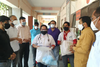 asra vriddhi ashram team offering anti corona kit to medical staff at isolation center in najafgarh of delhi