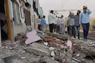 part of building collapsed at chandni railway station