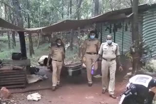 Triple lockdown restrictions violated at Karuvarkundu  മലപ്പുറം  ട്രിപ്പിൾ ലോക്ക് ഡൗൺ ലംഘനം  കോഴിഫാമിൽ ഒത്തുകൂടി ബിരിയാണി വിളമ്പി