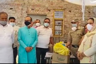 Satpal Satti distributed masks, sanitizers, juices, water and fruits to employees serving at the border