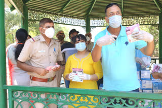 masks distributed to frontline workers of defense colony delhi