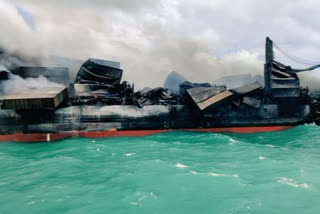 fire & explosion took place  Sri Lankan naval vessel Sindurala  എക്‌സ്-പ്രസ് പേൾ  തീ നിയന്ത്രണ വിധേയമാക്കി  ശ്രീലങ്കൻ ചരക്ക്‌ കപ്പൽ  കൊളംബോ  സിന്ധൂരള