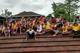 70 बच्चों ने स्कूल की छत पर डेरा डाला