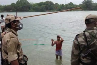 2 miscreants jump into water after being chased by CISF in Farakka Barrage murshidabad