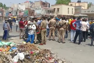 Sanitation employees accuse policemen of misconduct