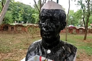 Nehru statue neglect of death anniversary