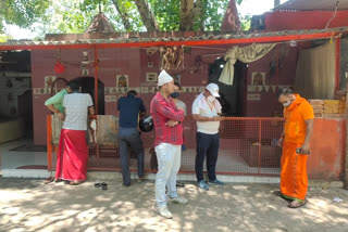 vasant vihar area of delhi  old hanuman temple  old hanuman temple in vasant vihar  वसंत विहार में मंदिर से चोरी  प्राचीन हनुमान मन्दिर से चोरी  दिल्ली के वीवीआईपी इलाके से चोरी