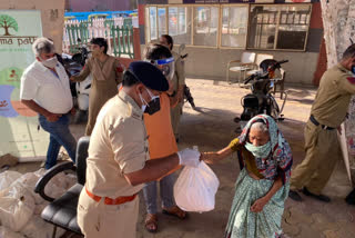 delhi police  delhi police ration distribution  corona lockdown in delhi  corona new cases in delhi  दिल्ली पुलिस  दिल्ली पुलिस राशन वितरण  दिल्ली में कोरोना लॉकडाउन