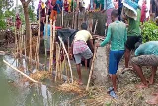 প্লাবিত গ্রাম পুনরুদ্ধারে নিজেরাই বাঁধ তৈরিতে হাত লাগিয়েছেন কাকদ্বীপবাসী