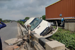 accident at jamuria, 4 seriously injured