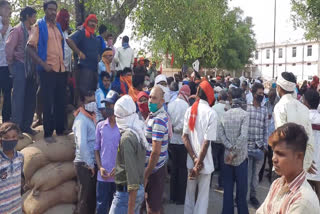 Slogans and demonstrations by workers and peasants