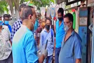 pradyut Bardoloi distributed masks and sanitizers in kampur market