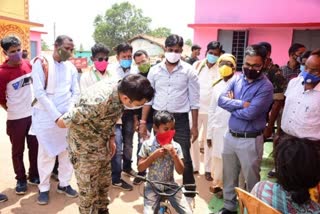 gariaband-sp-bhojram-patel-gifted-new-bicycle-to-child