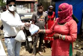 Ration distribution in modinagar  Team Shakti Injustice Prevention Trust  Team Shakti Injustice Prevention Trust in modinagar  ration distribution in modinagar  टीम शक्ति अन्याय निवारण ट्रस्ट  गाजियाबाद के मोदीनगर में राशन वितरण  झुग्गी झोपड़ियों में राशन वितरण