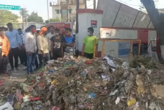 Modinagar police chowki  angry sweepers protest in modinagar  Modinagar police chowki sweepers protest  मोदीनगर पुलिस चौकी  नाराज सफाईकर्मियों का विरोध प्रदर्शन  सफाईकर्मी के साथ पुलिस बदसलूकी