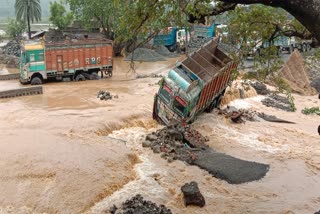 people-saved-drowning-truck-in-sahibganj