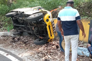 Nadukani pass  lorry overturned  lorry overturned in Nadukani pass  നാടുകാണി ചുരം  നിയന്ത്രണം വിട്ട ചരക്ക് ലോറി മറിഞ്ഞു