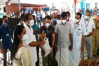 Kerala Municipal & Corporation Staff Union  കപ്പ- പൈനാപ്പിള്‍ ചലഞ്ച്  കൊച്ചിൻ കോർപറേഷൻ  cochin corporation  tapioca pineapple challenge  COVID kerala  vaccine challenge  വാക്സിൻ ചാലഞ്ച്
