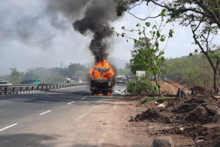मुंबई-अहमदाबाद महामार्गावर चालू ट्रकला लागली भीषण आग