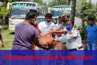 rangia police distribute food among bus driver