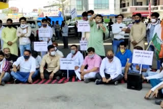 बाबा रामदेव के खिलाफ कांग्रेस कार्यकर्ताओं का प्रदर्शन