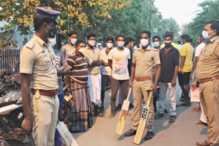 கிரிக்கெட் விளையாடிய இளைஞர்களுக்கு எச்சரிக்கை விடுப்பு