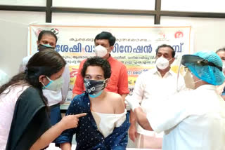 covid vaccination campaign for differently abled  ഭിന്നശേഷിക്കാര്‍ക്കായുള്ള കൊവിഡ് വാക്‌സിനേഷന്‍ യജ്ഞത്തിന് കോഴിക്കോട് ജില്ലയിൽ തുടക്കമായി  കൊവിഡ് വാക്‌സിനേഷന്‍ യജ്ഞം  കൊവിഡ് വാക്‌സിനേഷന്‍  കൊവിഡ്  ഭിന്നശേഷിക്കാര്‍  differently abled  പൊതുമരാമത്ത് വകുപ്പ് മന്ത്രി  പി.എ മുഹമ്മദ് റിയാസ്  പ്രാഥമികാരോഗ്യകേന്ദ്രം