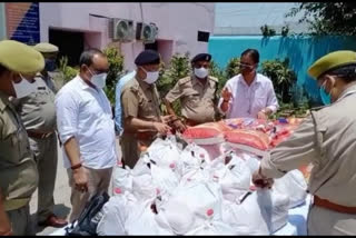 Dasna jail distributed food to the family of poor prisoners