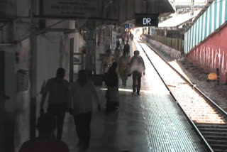 culprit woman jumped on railway track at dadar station