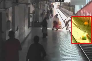 ट्रेन के आगे कूदी महिला, पुलिस की फूर्ती ने बचाई जान, देखें वीडियो