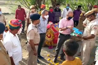 ಮೂಲ ಸೌಕರ್ಯವಿಲ್ಲದ ಗ್ರಾಮಕ್ಕೆ ಒಂಟೆ ಏರಿ ಬಂದ ಅಧಿಕಾರಿಗಳು